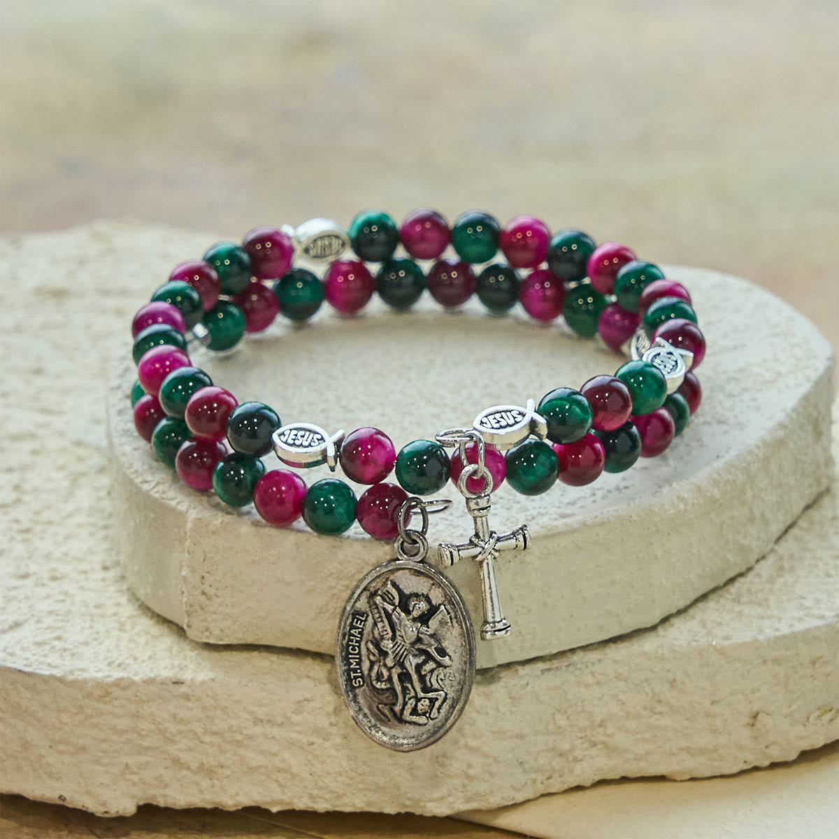Bracelet chapelet en fil mémoire œil de tigre bicolore avec Saint Michel