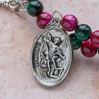 Bracelet chapelet en fil mémoire œil de tigre bicolore avec Saint Michel