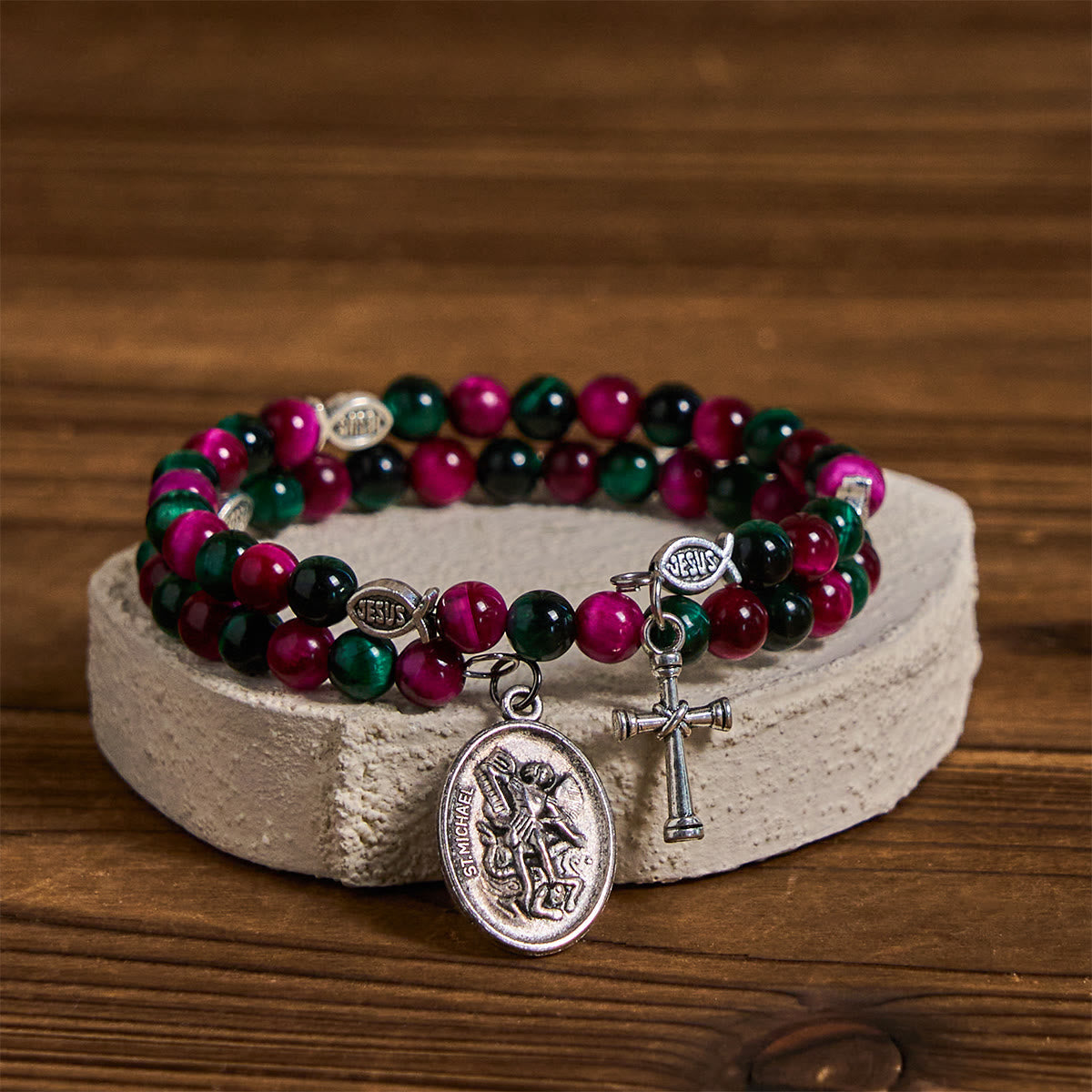 Bracelet chapelet en fil mémoire œil de tigre bicolore avec Saint Michel