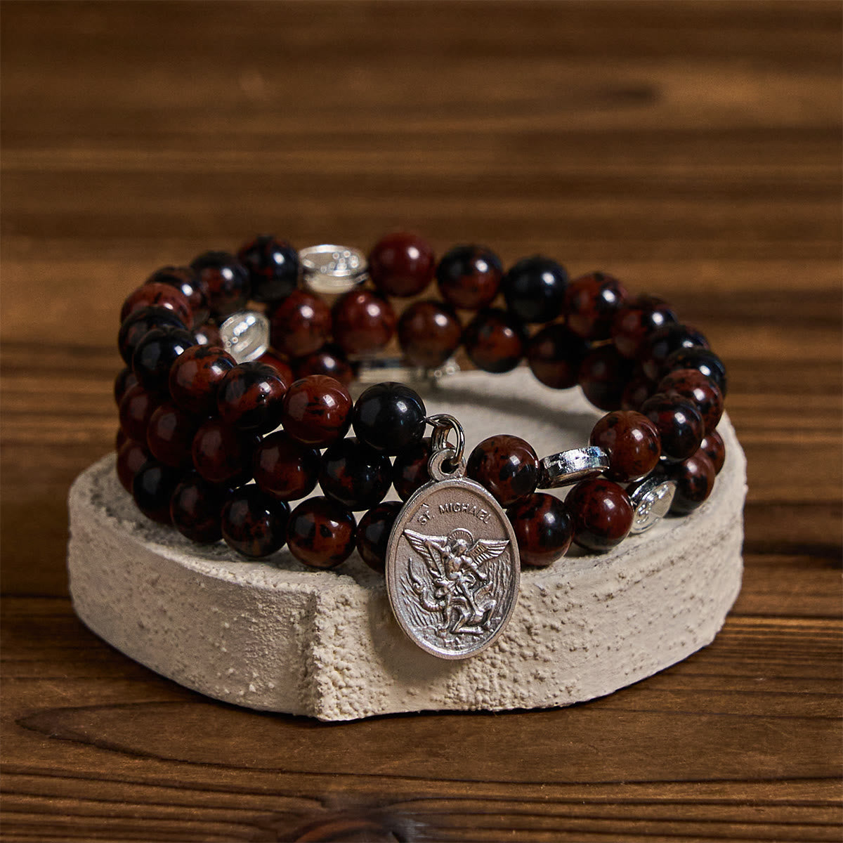Chapelet bracelet en fil à mémoire de forme obsidienne acajou naturelle avec Jésus