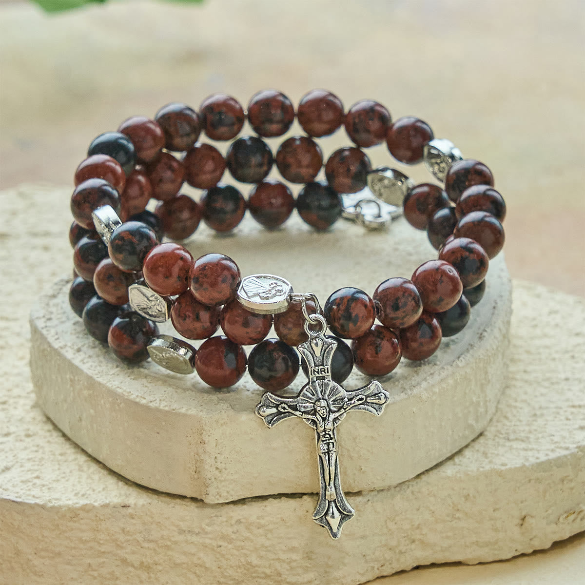 Chapelet bracelet en fil à mémoire de forme obsidienne acajou naturelle avec Jésus