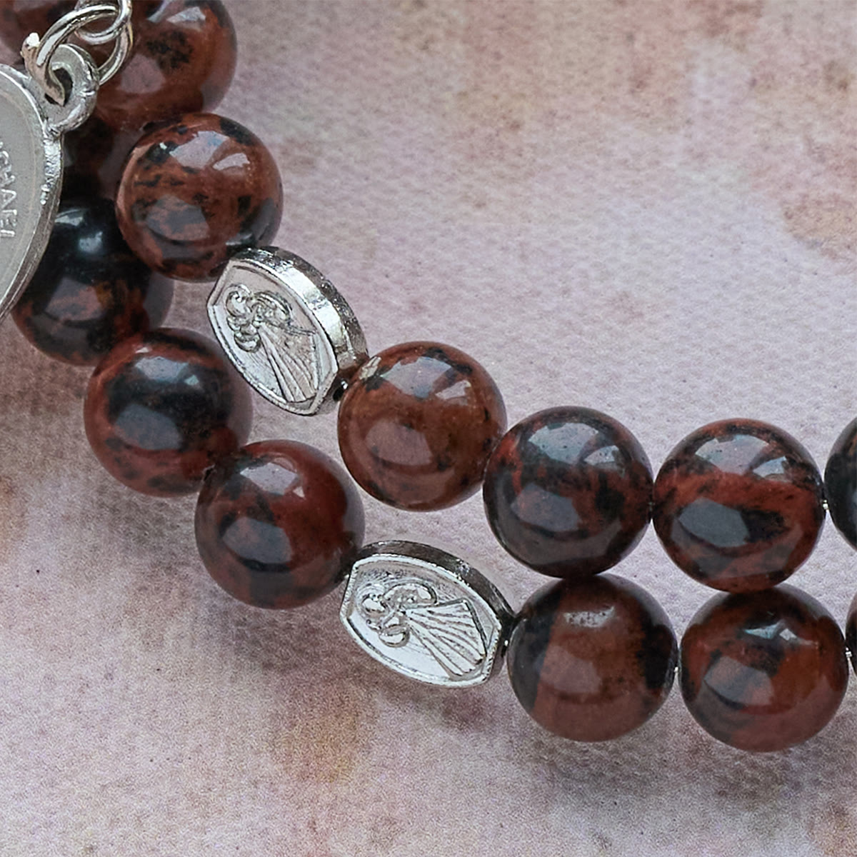 Chapelet bracelet en fil à mémoire de forme obsidienne acajou naturelle avec Jésus