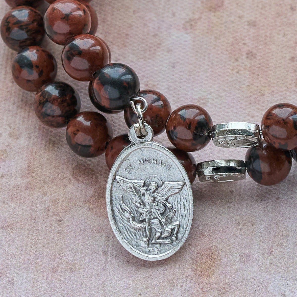 Chapelet bracelet en fil à mémoire de forme obsidienne acajou naturelle avec Jésus