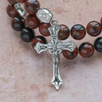 Chapelet bracelet en fil à mémoire de forme obsidienne acajou naturelle avec Jésus