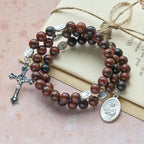 Chapelet bracelet en fil à mémoire de forme obsidienne acajou naturelle avec Jésus