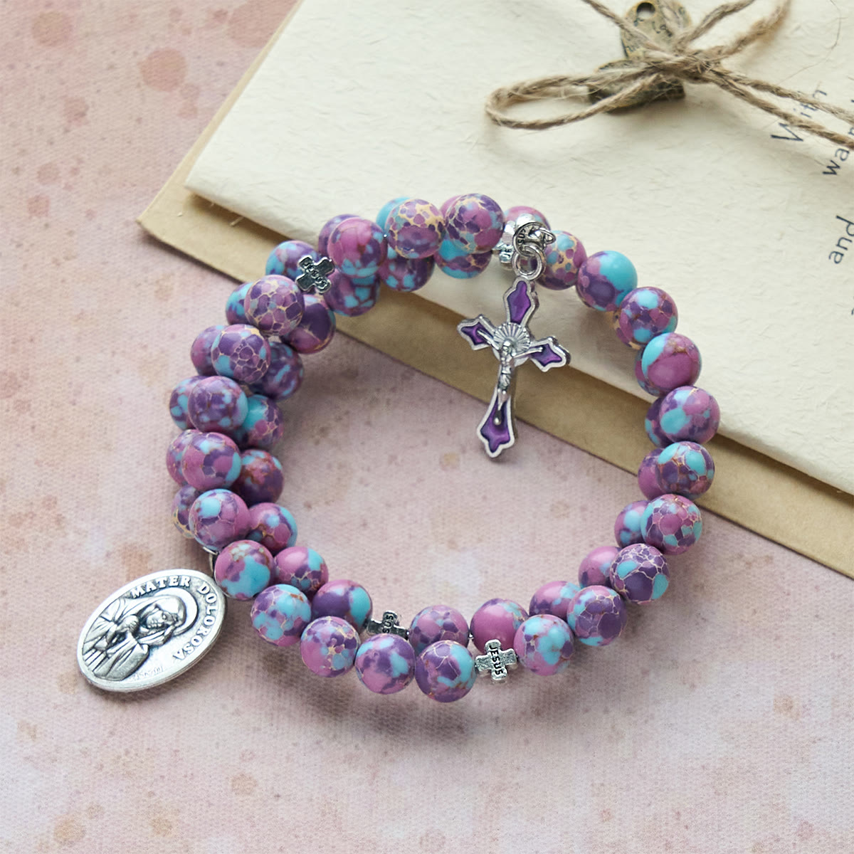Bracelet Chapelet en Fil de Mémoire Jaspe Impérial Violet avec Crucifix Émaillé