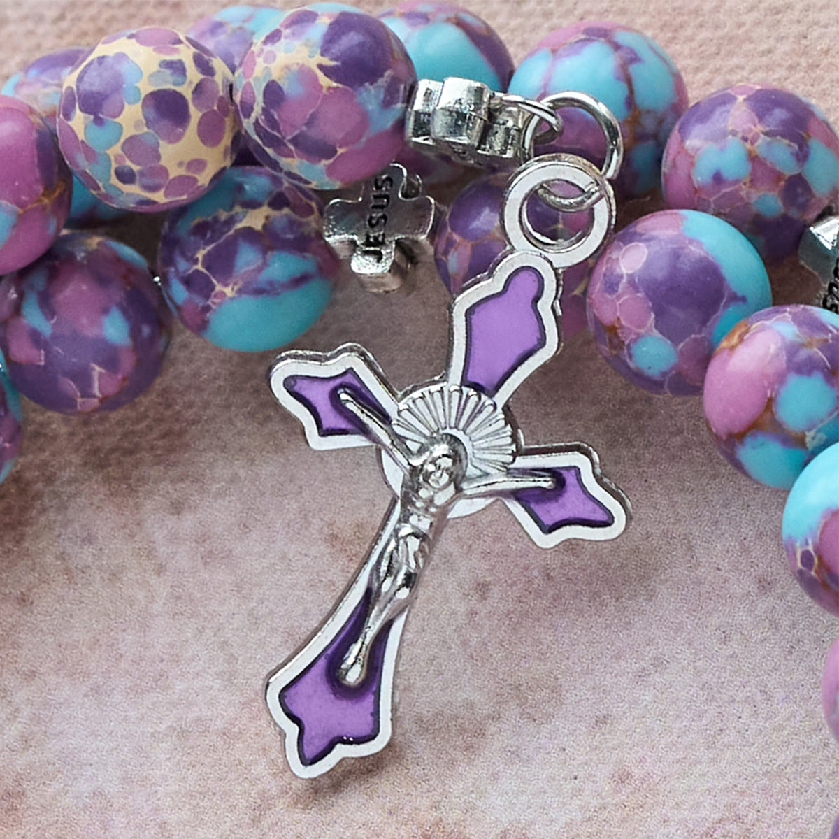 Bracelet Chapelet en Fil de Mémoire Jaspe Impérial Violet avec Crucifix Émaillé