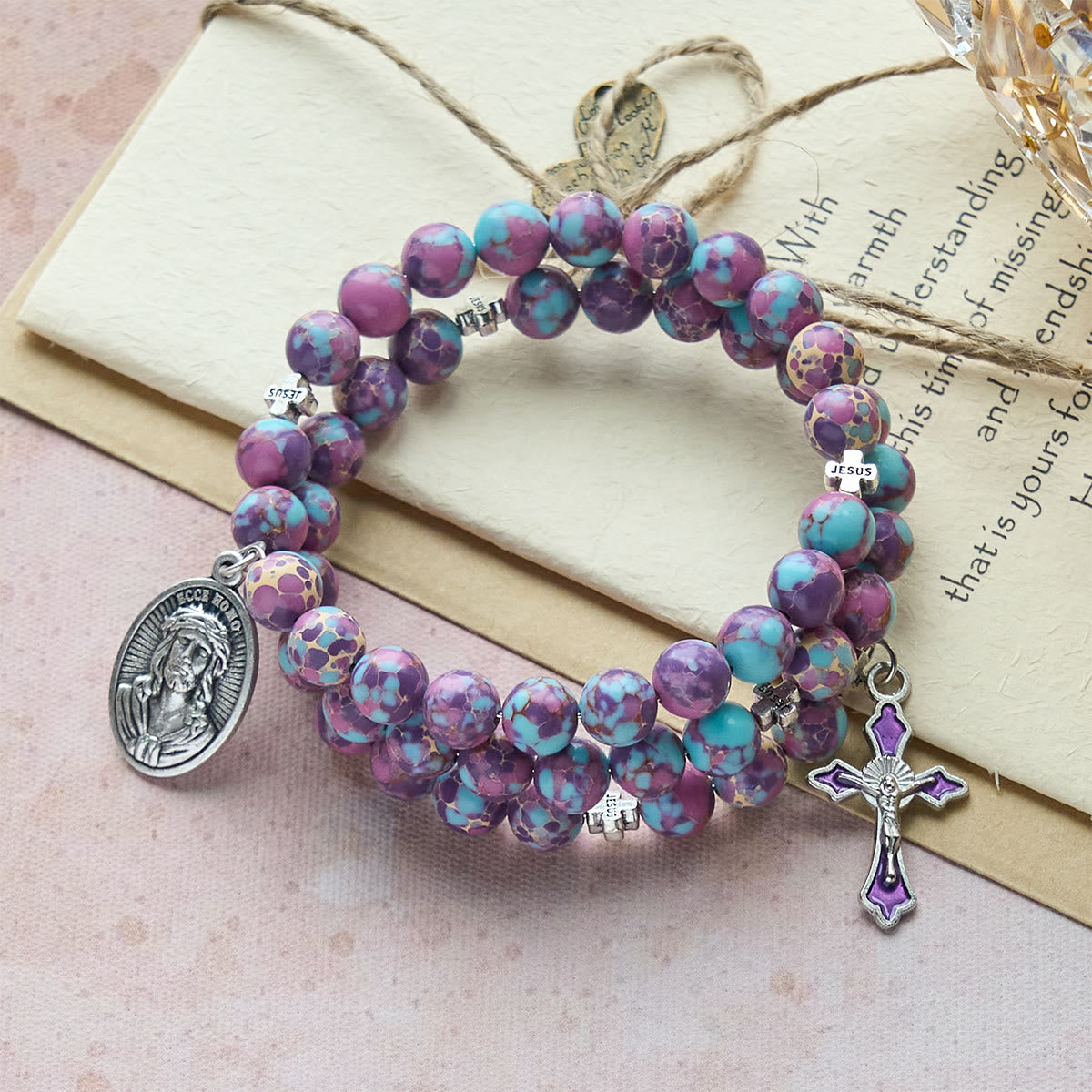 Bracelet Chapelet en Fil de Mémoire Jaspe Impérial Violet avec Crucifix Émaillé