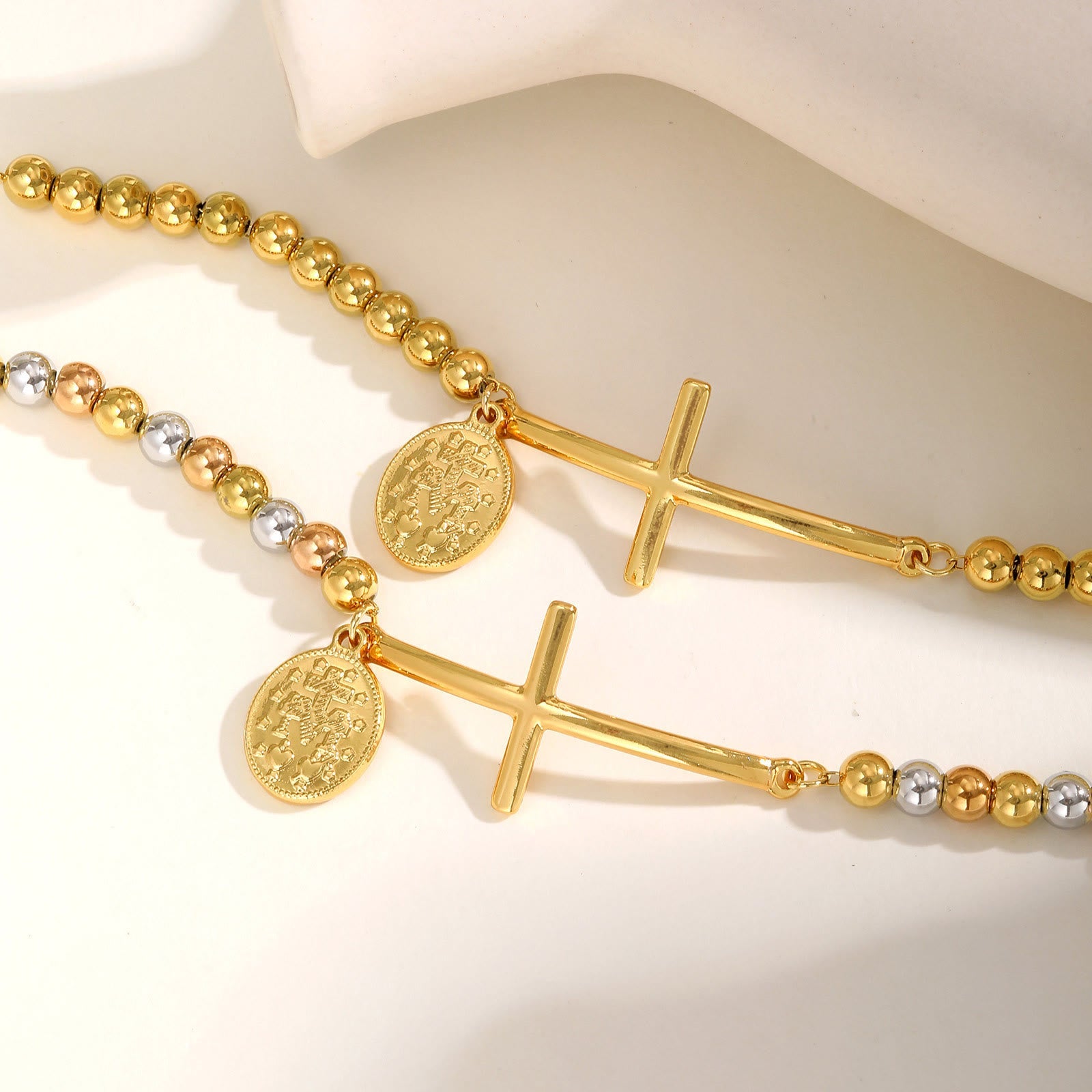 Pulsera de cruz y Nuestra Señora con cuentas: símbolo espiritual con elegancia pulida