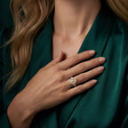 Bague élégante emblème Vierge Marie : un détail sacré pour la dévotion quotidienne