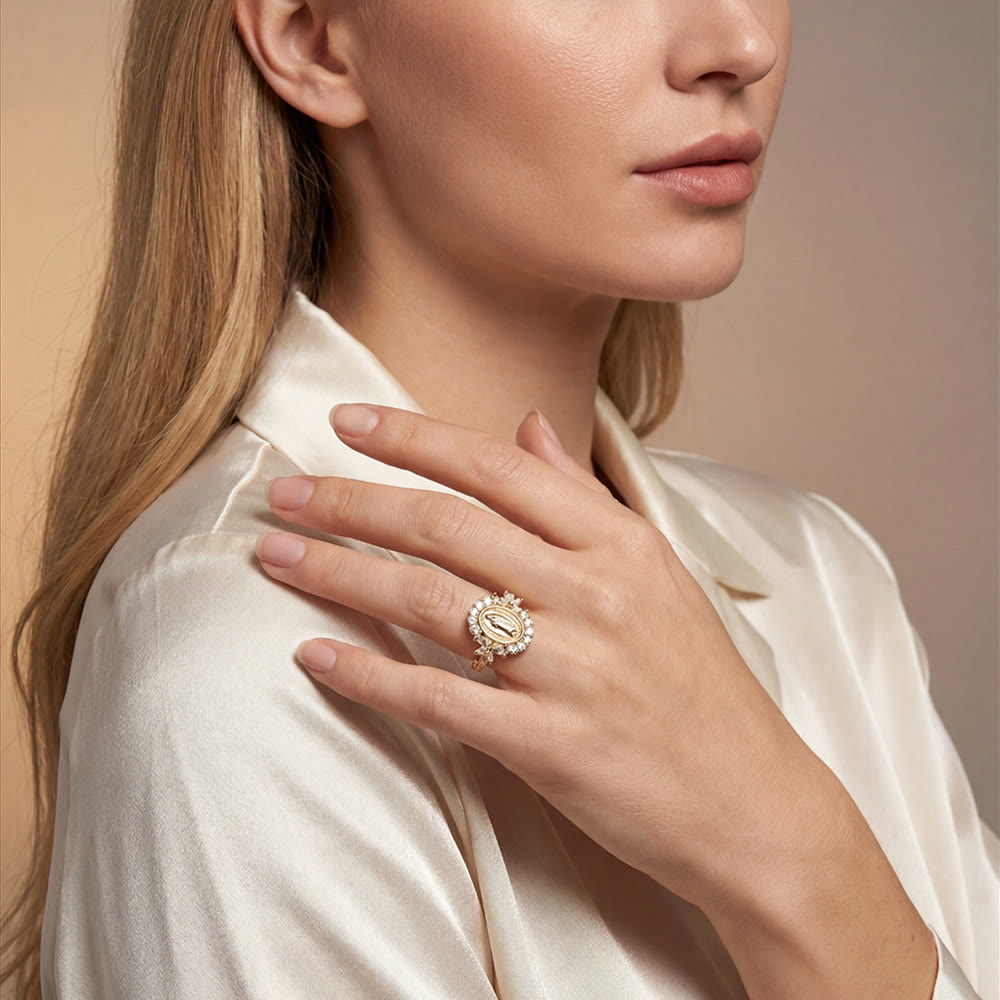 Bague élégante emblème Vierge Marie : un détail sacré pour la dévotion quotidienne