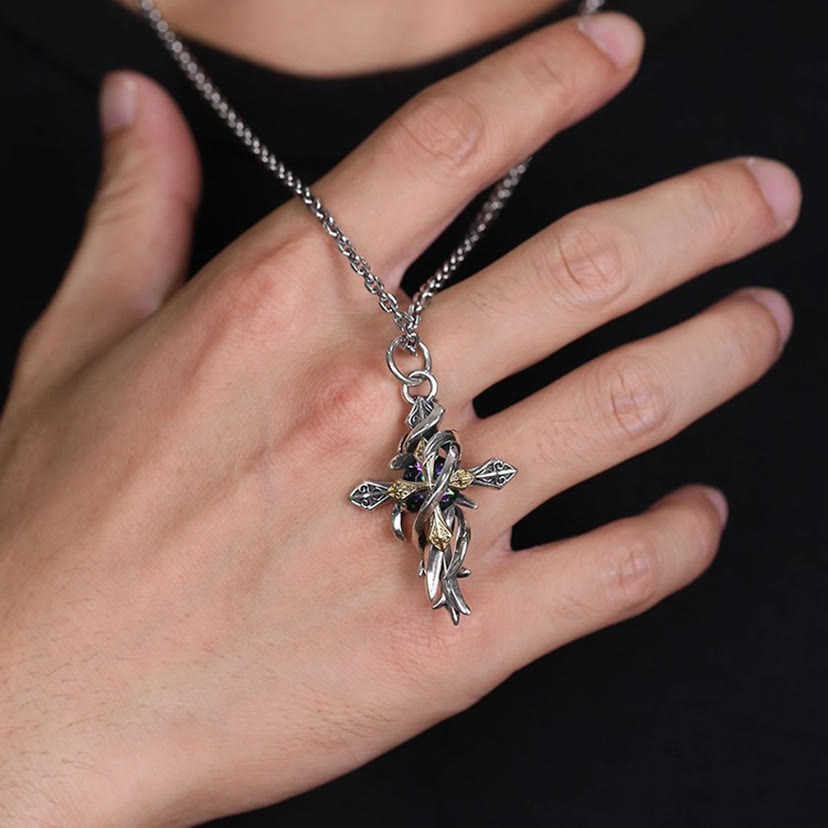 Collier croix avec arabesques ornementales : un design bicolore pour une tenue quotidienne pieuse.