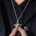 Collier croix avec arabesques ornementales : un design bicolore pour une tenue quotidienne pieuse.