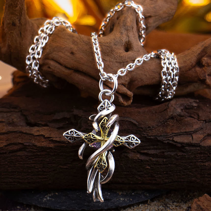 Collier croix avec arabesques ornementales : un design bicolore pour une tenue quotidienne pieuse.