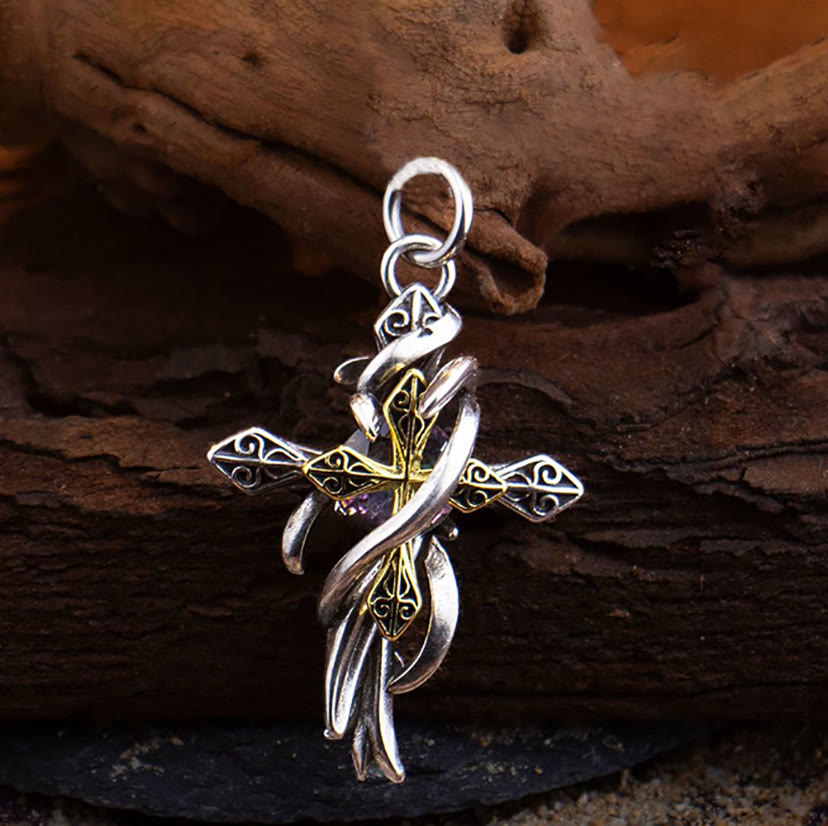 Collier croix avec arabesques ornementales : un design bicolore pour une tenue quotidienne pieuse.