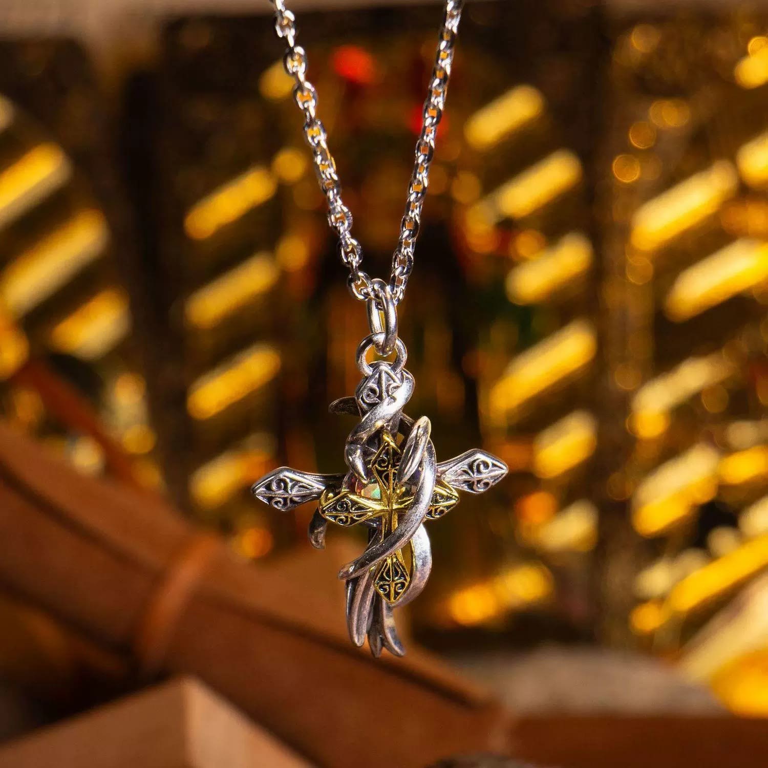 Collier croix avec arabesques ornementales : un design bicolore pour une tenue quotidienne pieuse.
