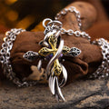 Collier croix avec arabesques ornementales : un design bicolore pour une tenue quotidienne pieuse.