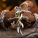 Collier croix avec arabesques ornementales : un design bicolore pour une tenue quotidienne pieuse.