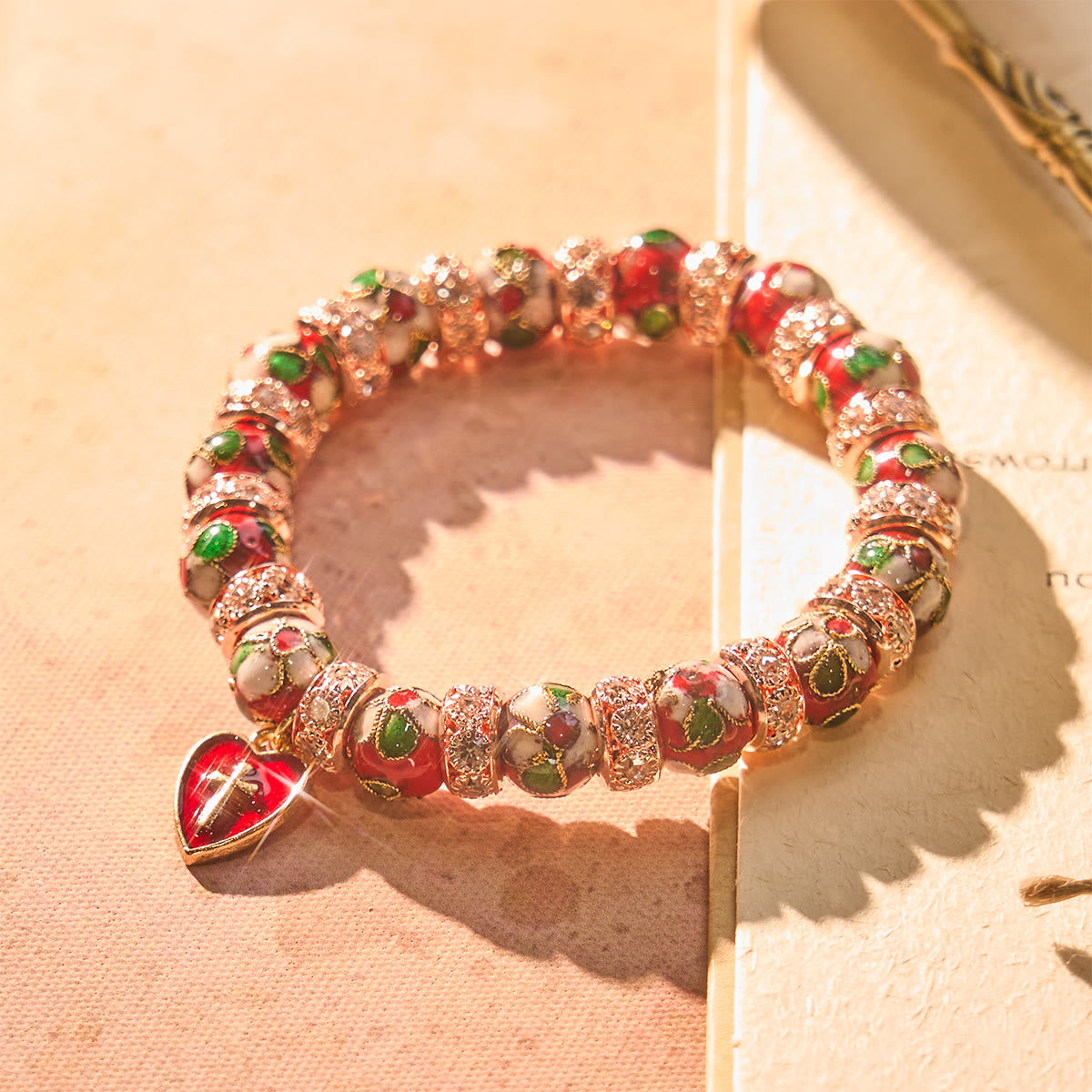 Pulsera de Cuentas Rojas Esmaltadas con Colgante de Cruz y Corazón