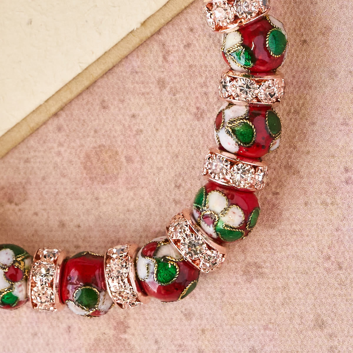 Pulsera de Cuentas Rojas Esmaltadas con Colgante de Cruz y Corazón