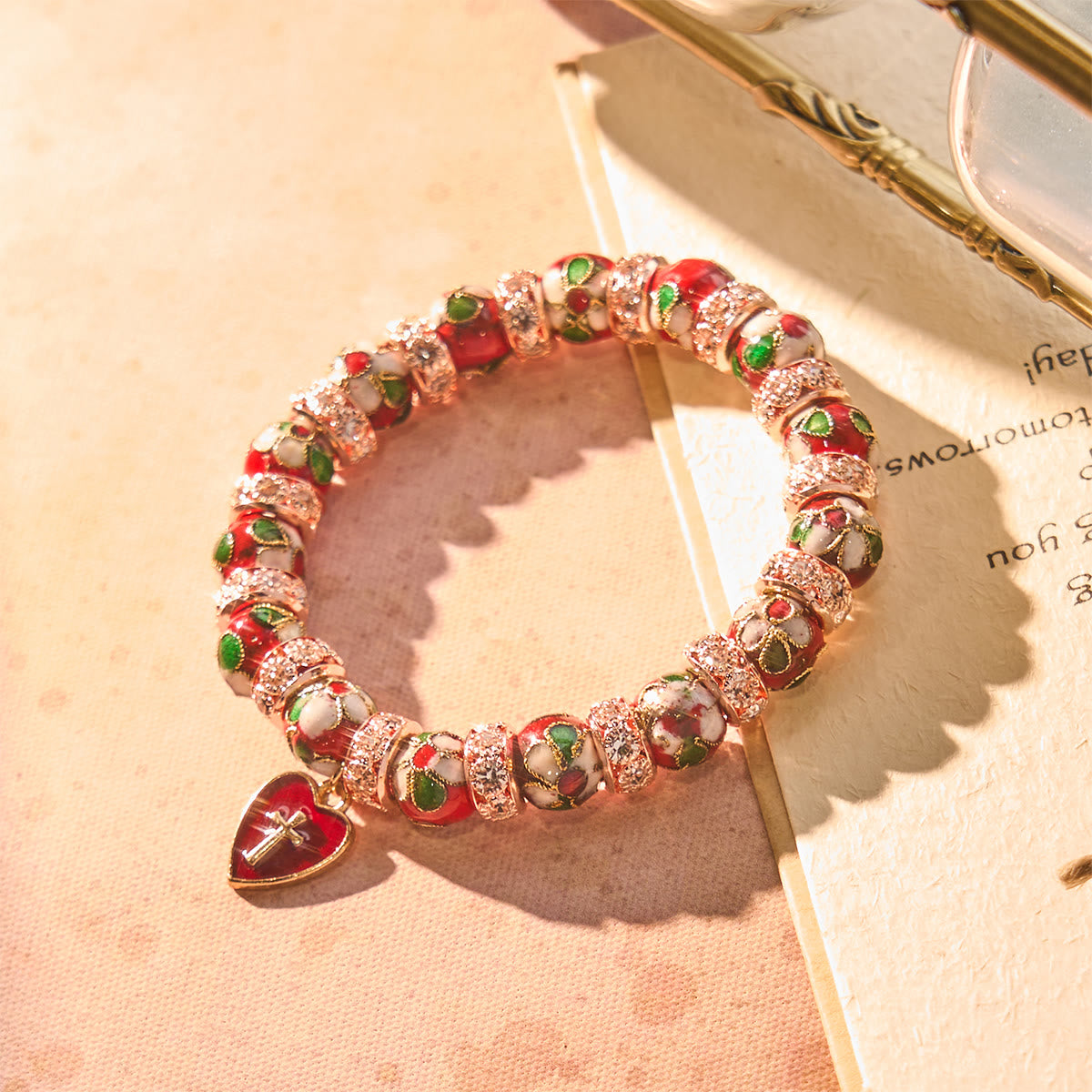 Pulsera de Cuentas Rojas Esmaltadas con Colgante de Cruz y Corazón