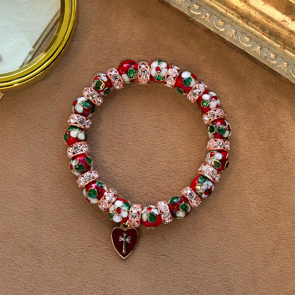 Pulsera de Cuentas Rojas Esmaltadas con Colgante de Cruz y Corazón