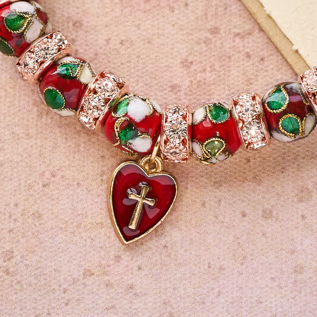 Pulsera de Cuentas Rojas Esmaltadas con Colgante de Cruz y Corazón