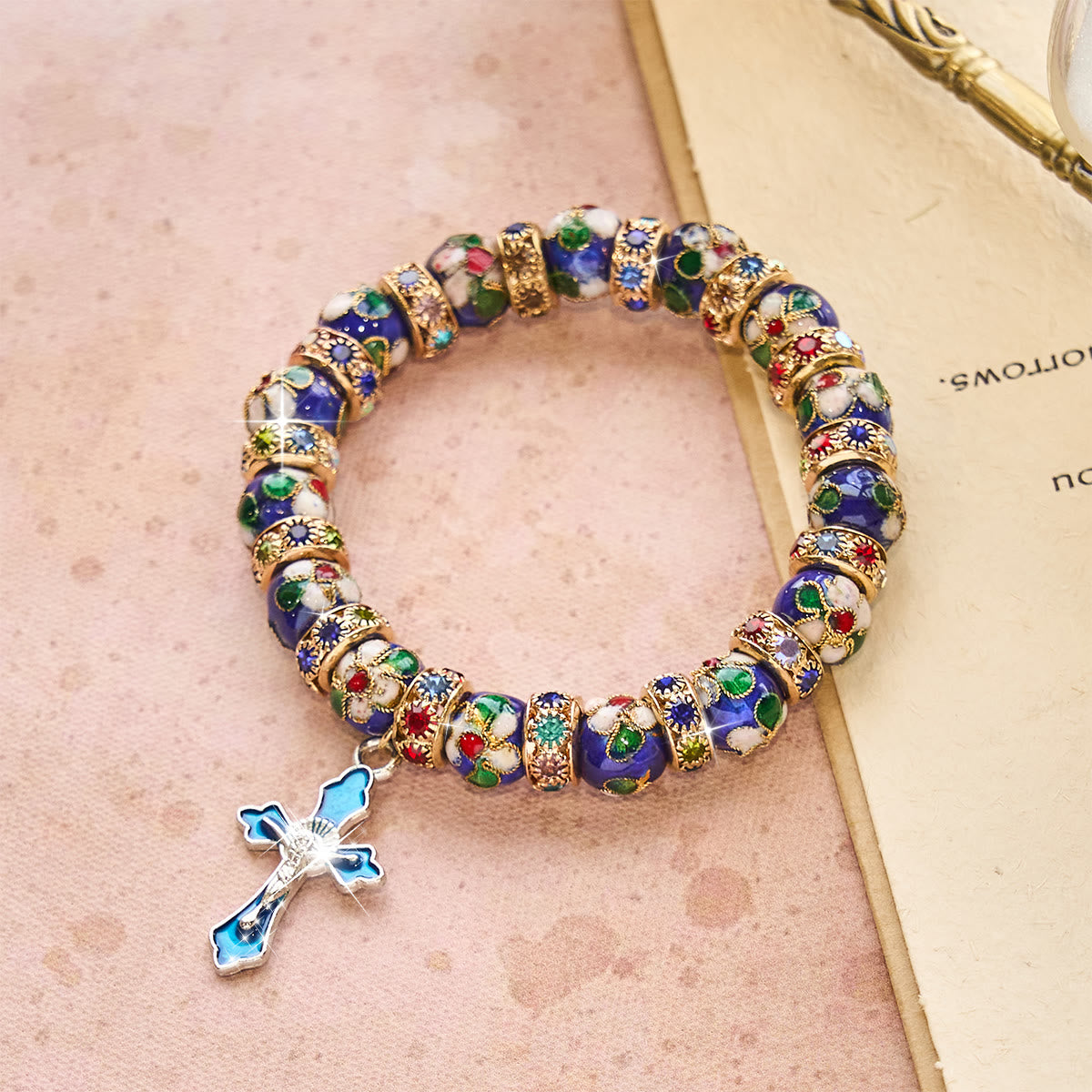 Bracelet détaillé en perles de cloisonné bleues avec crucifix