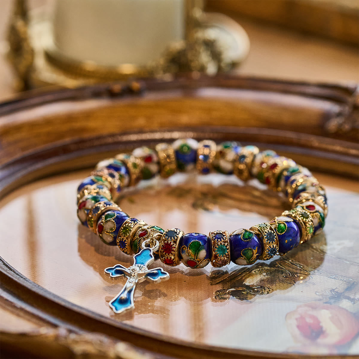 Bracelet détaillé en perles de cloisonné bleues avec crucifix