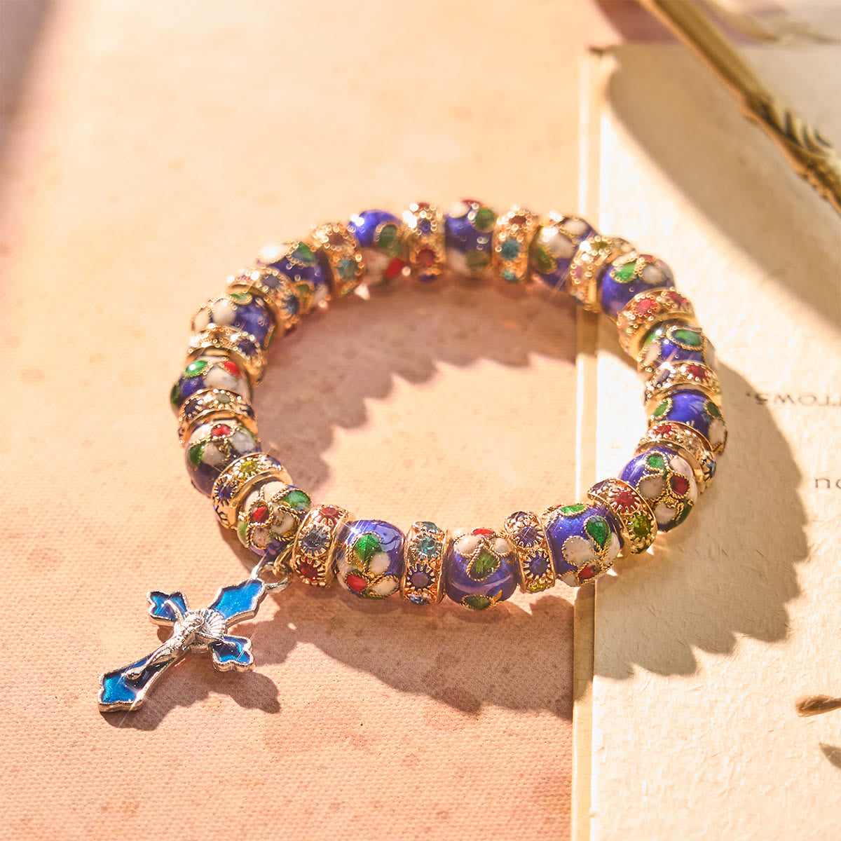 Bracelet détaillé en perles de cloisonné bleues avec crucifix