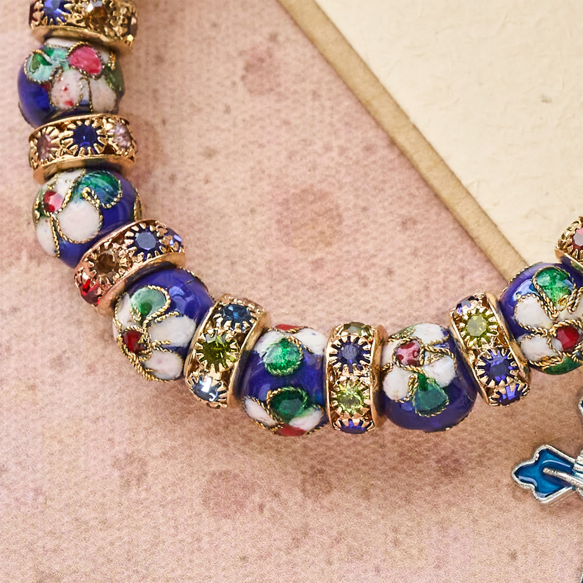Bracelet détaillé en perles de cloisonné bleues avec crucifix