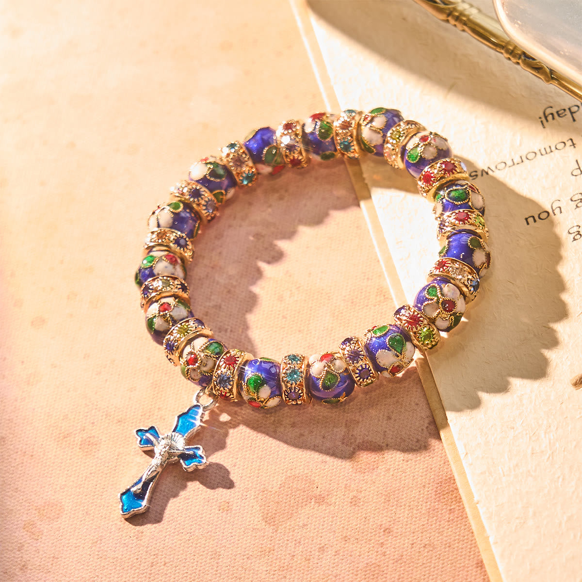 Bracelet détaillé en perles de cloisonné bleues avec crucifix