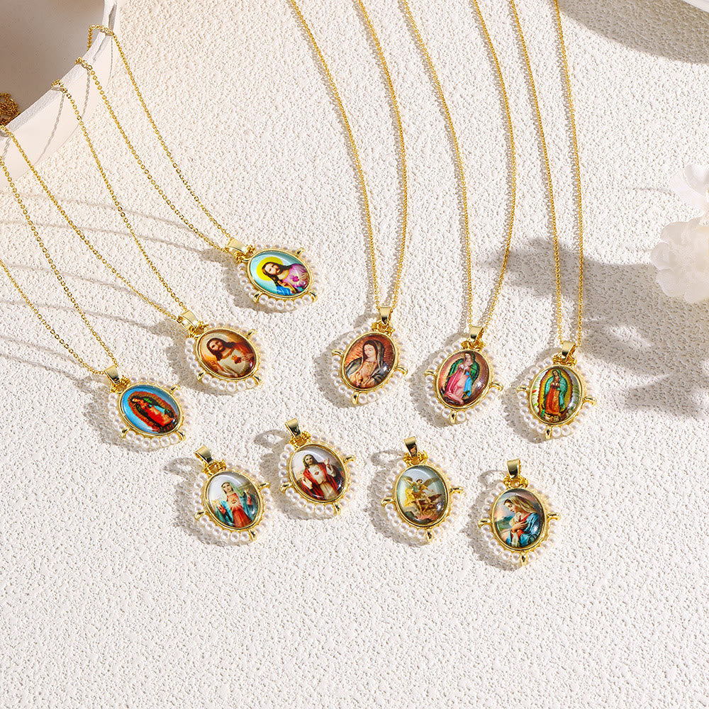 Collar con colgante de icono sagrado: Delicado acento de fe para uso diario
