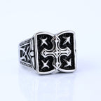 Anillo de cruz resistente: un acento de fe para looks casuales