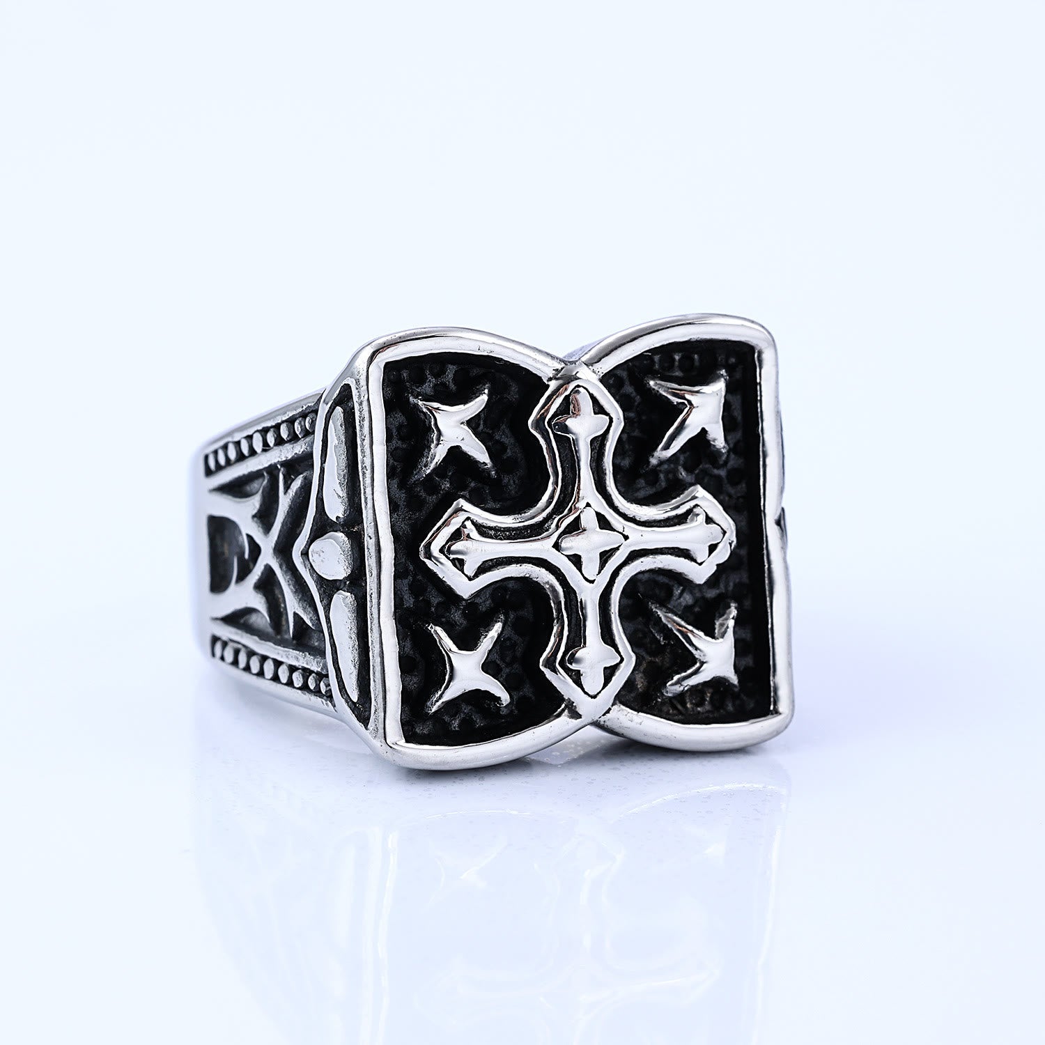 Anillo de cruz resistente: un acento de fe para looks casuales