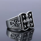 Anillo de cruz resistente: un acento de fe para looks casuales