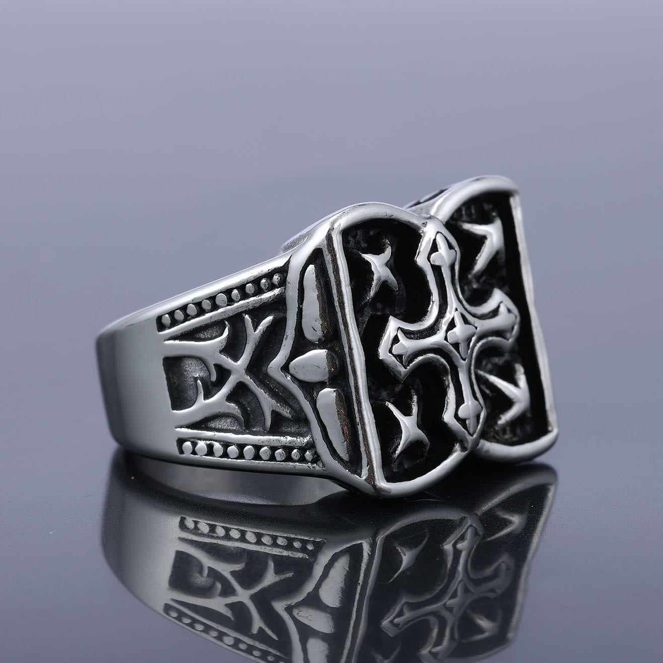 Anillo de cruz resistente: un acento de fe para looks casuales