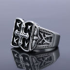 Anillo de cruz resistente: un acento de fe para looks casuales