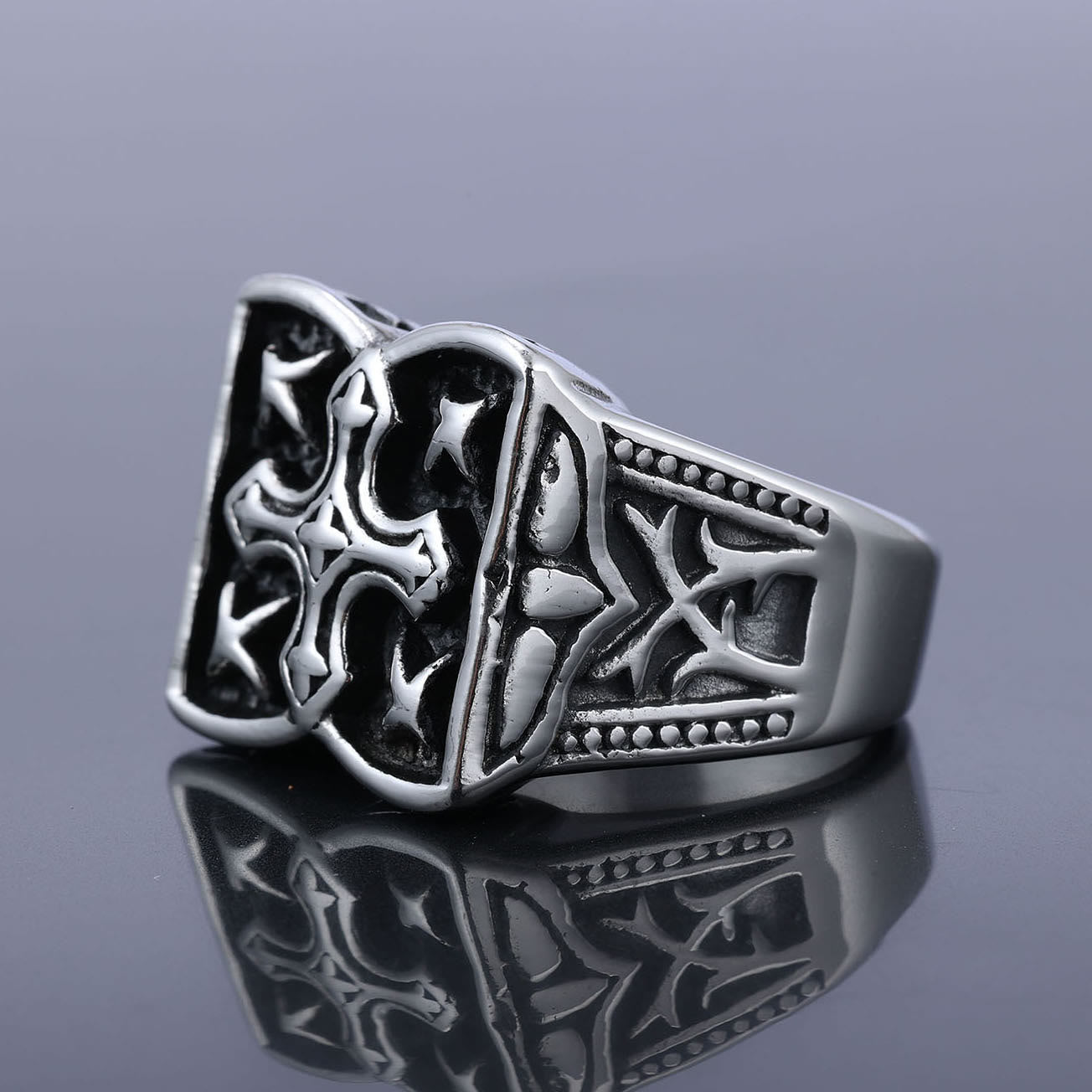 Anillo de cruz resistente: un acento de fe para looks casuales