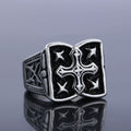 Anillo de cruz resistente: un acento de fe para looks casuales