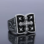 Anillo de cruz resistente: un acento de fe para looks casuales