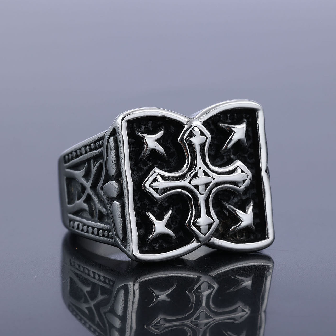 Anillo de cruz resistente: un acento de fe para looks casuales