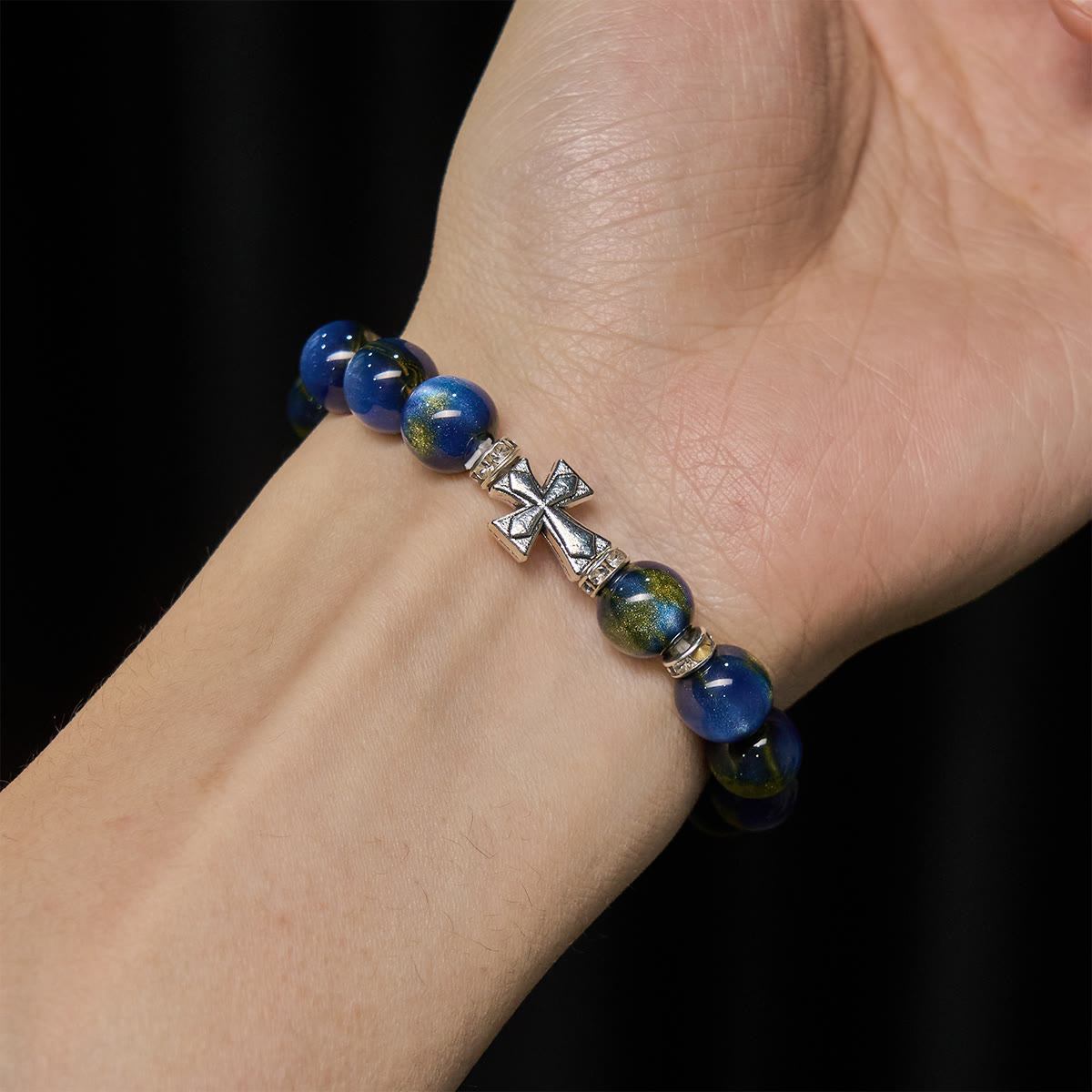 Pulsera de cuentas de resina con cruz brillante: Tierna devoción para los momentos diarios