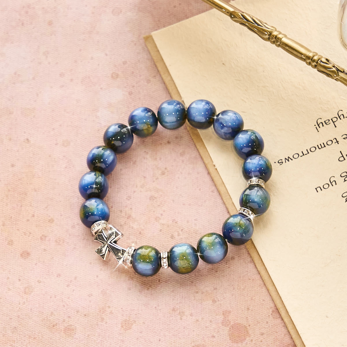 Pulsera de cuentas de resina con cruz brillante: Tierna devoción para los momentos diarios