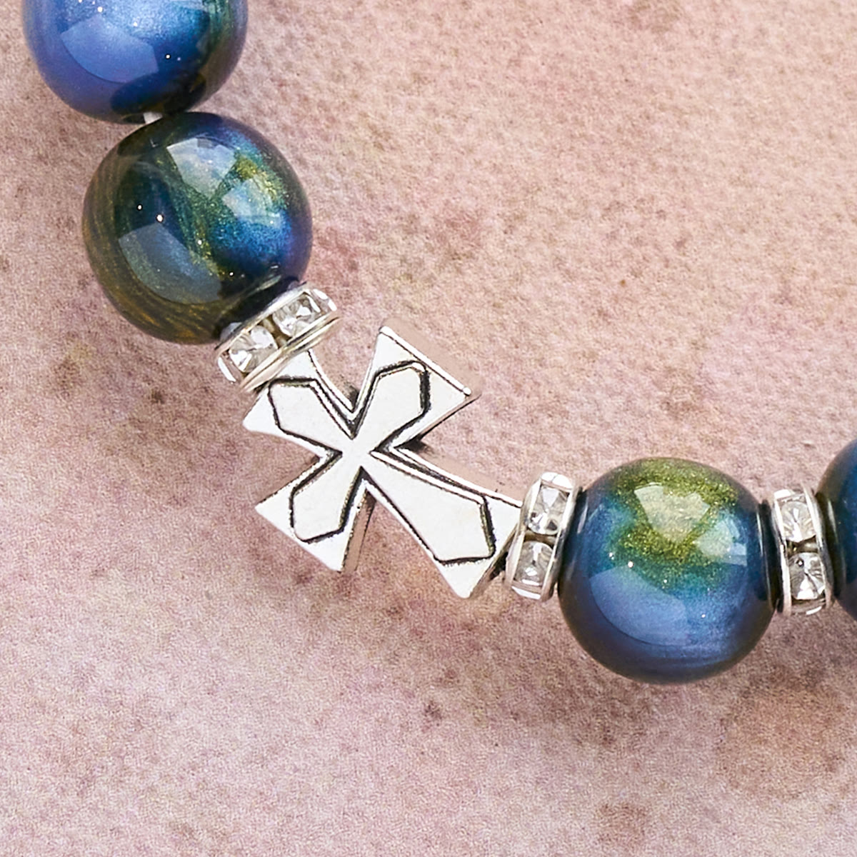 Pulsera de cuentas de resina con cruz brillante: Tierna devoción para los momentos diarios
