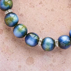 Pulsera de cuentas de resina con cruz brillante: Tierna devoción para los momentos diarios