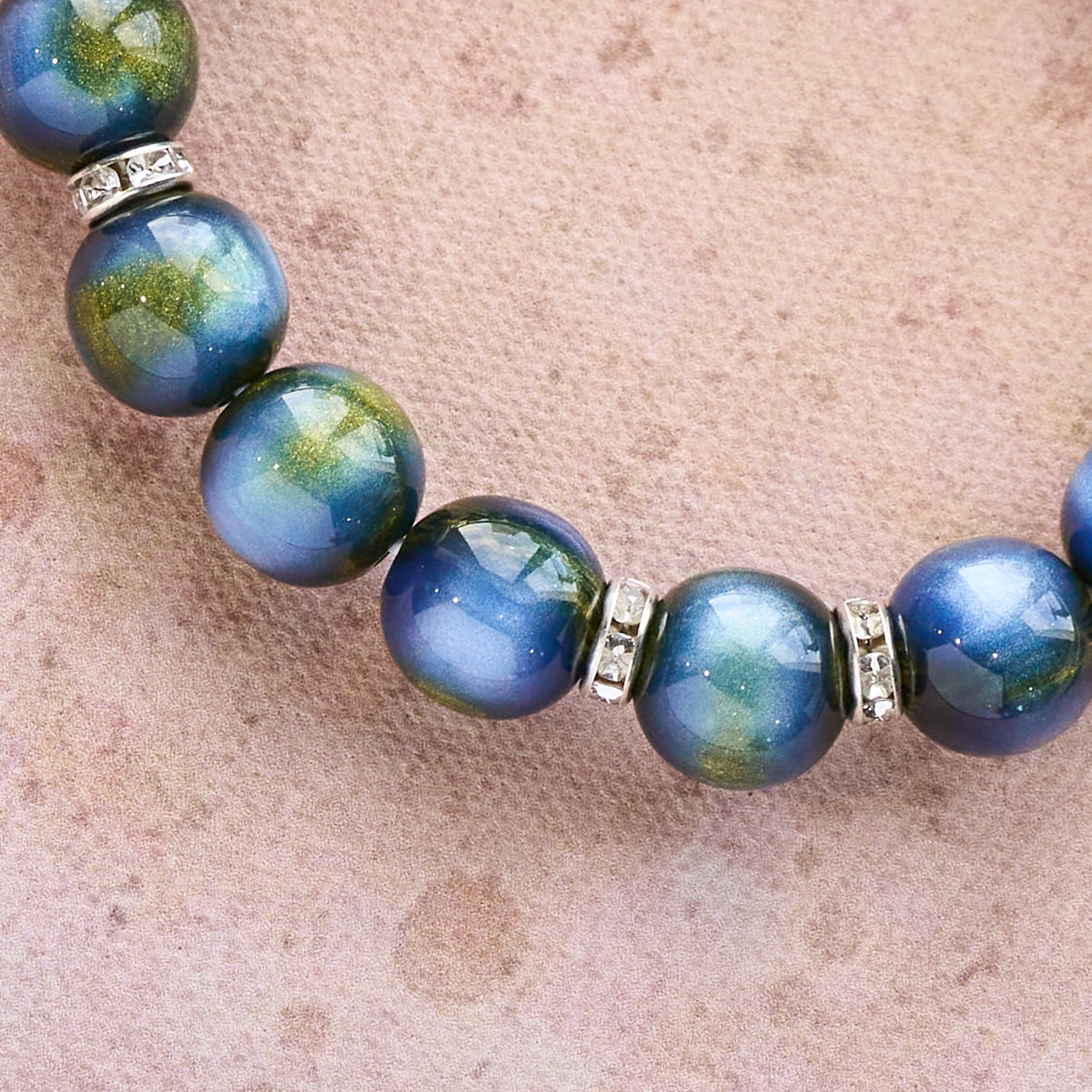 Pulsera de cuentas de resina con cruz brillante: Tierna devoción para los momentos diarios