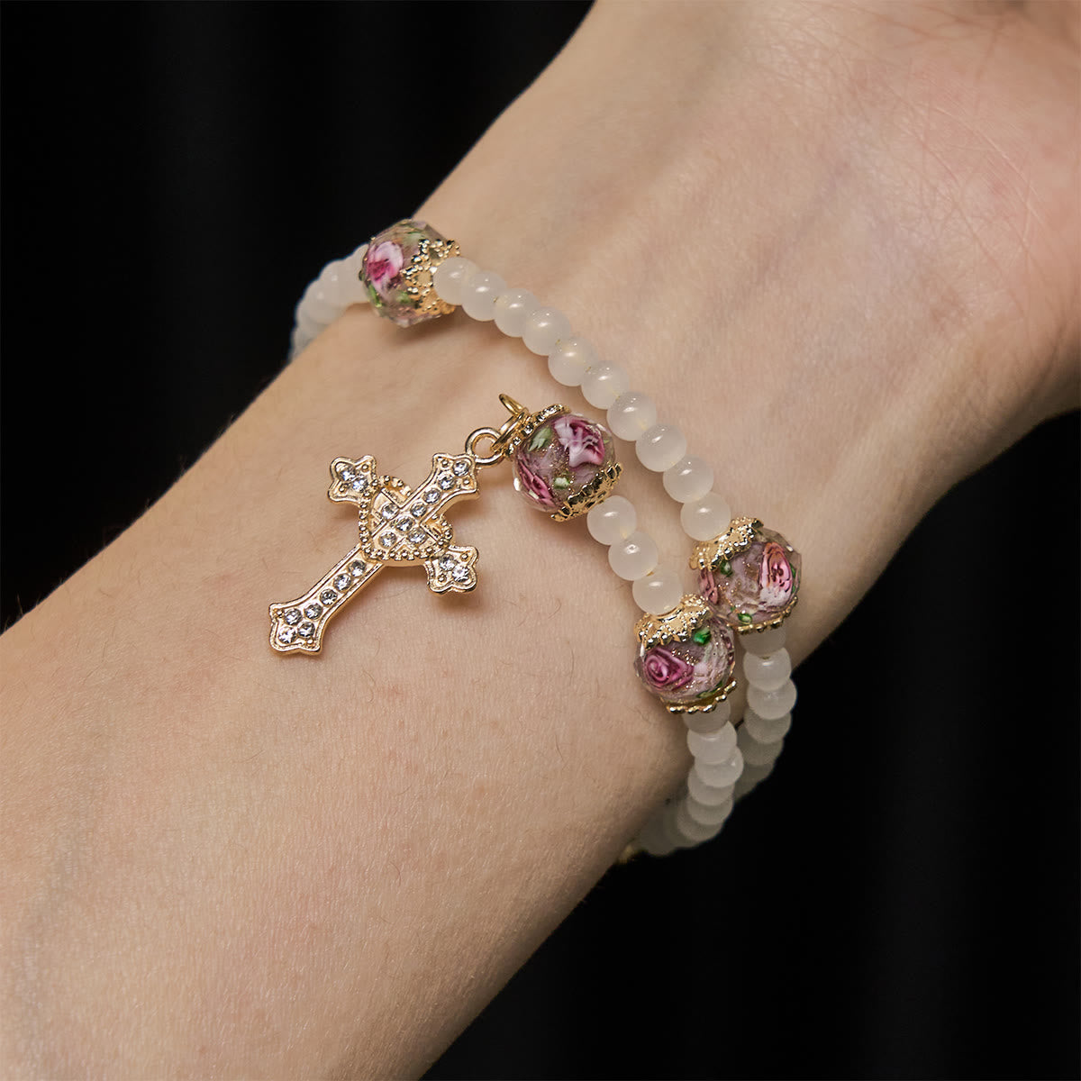 Bracelet Chapelet en Fil à Mémoire avec Accent Floral : Tendre Dévotion pour les Moments Quotidiens