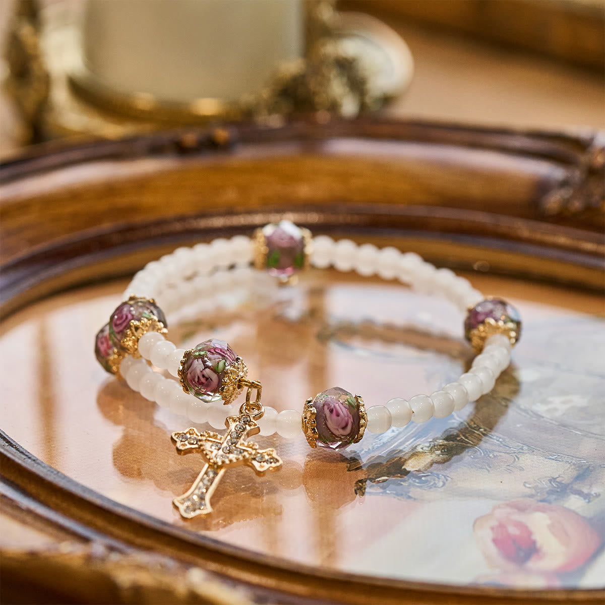 Bracelet Chapelet en Fil à Mémoire avec Accent Floral : Tendre Dévotion pour les Moments Quotidiens