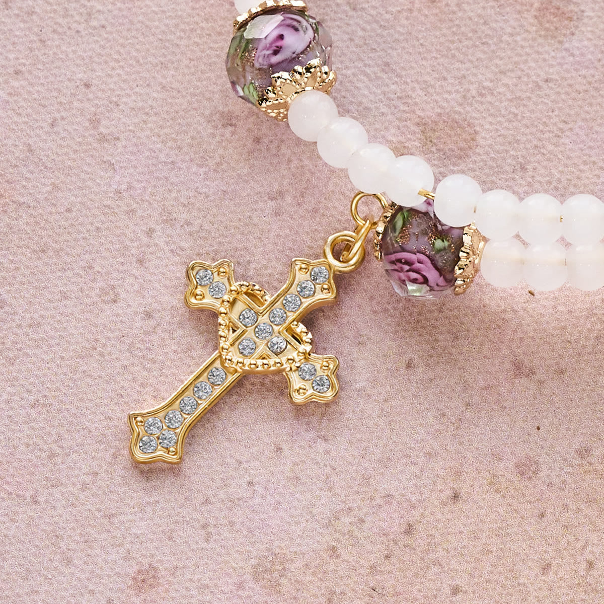 Bracelet Chapelet en Fil à Mémoire avec Accent Floral : Tendre Dévotion pour les Moments Quotidiens